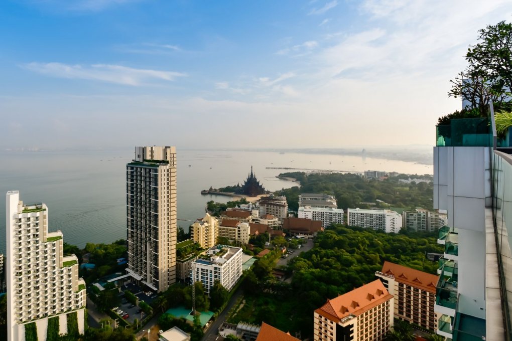 Вид из бассейна кондоминиума Wongamat Tower