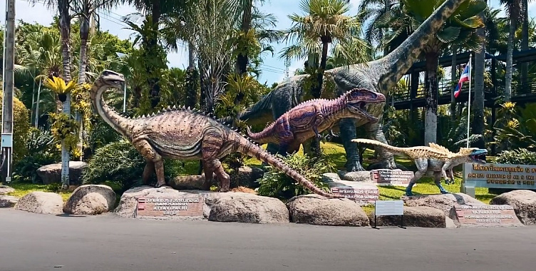 Изображение для статьи - Одна из самых больших коллекций статуй динозавров, которая представлена в саду Нонг Нуч