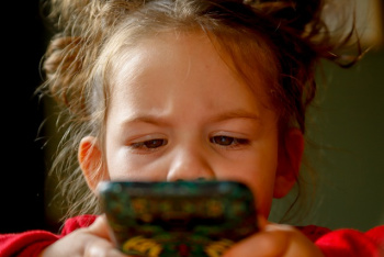 Более 35 часов в неделю тайские дети тратят на смартфоны