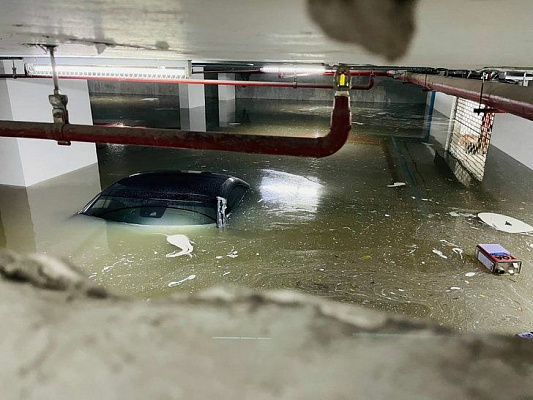 Изображение для новостной статьи - В Бангкоке из-за дождей затопило подземную автостоянку в одном из жилых домов.