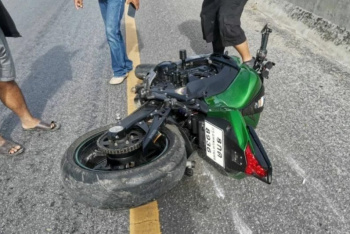 Жесткая авария на мотоцикле произошла в Таиланде - водителя порвало на две части