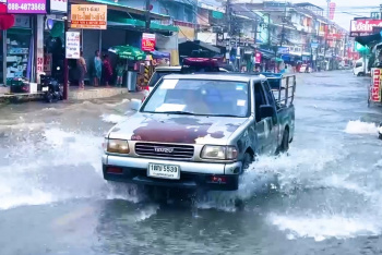 Вчера (27 июля) в Паттайе прошел сильный тропический ливень, который затопил дороги