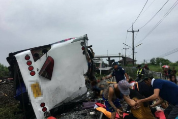 18 человек погибло при столкновении поезда с автобусом в провинции Чаченгсау в Таиланде
