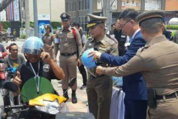В Паттайе полиция раздавала бесплатно шлемы для мотобайкеров