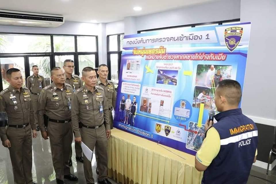 Полиция перед арестом немецкого гражданина в Таиланде