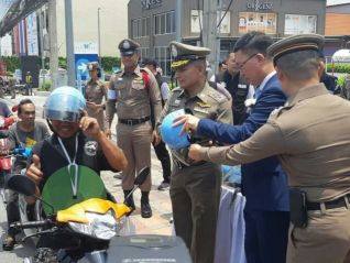 Анонос изображения к новости В Паттайе полиция раздавала бесплатно шлемы для мотобайкеров