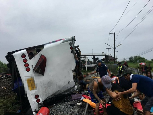 Изображение для новостной статьи - 18 человек погибло при столкновении поезда с автобусом в провинции Чаченгсау в Таиланде