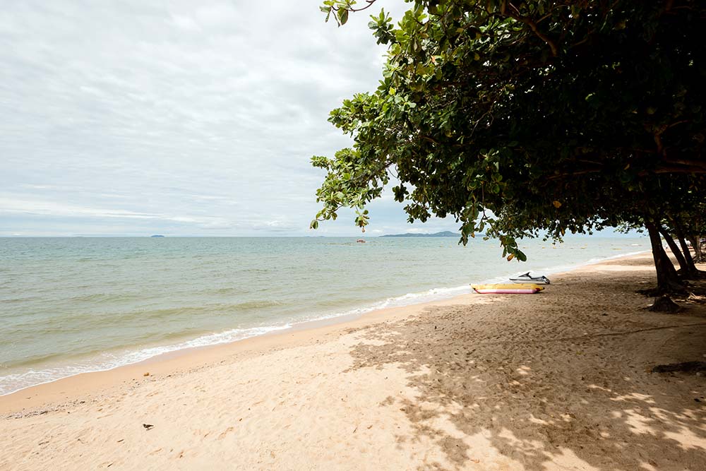 Пляж Джомтьен Бич напротив отеля D Varee Jomtien Beach в Паттайе