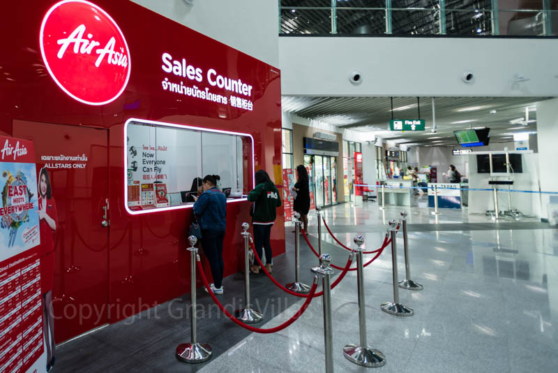 Стойка по продаже авиабилетов компании AirAsia в аэропорте Утопао