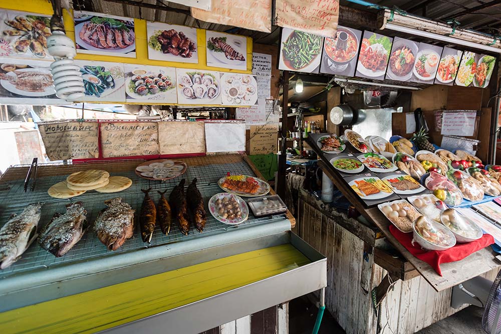 Жареная рыба и морепродукты на рынке напротив Амбассадора