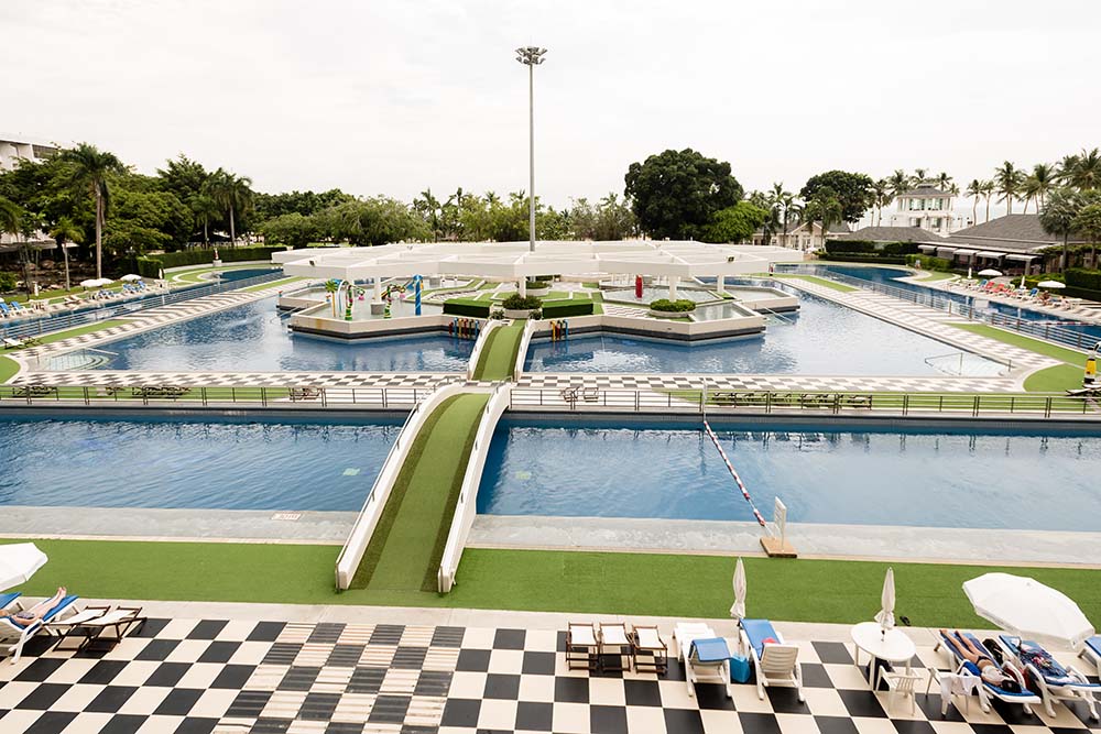 Различные виды бассейнов на территории отеля Амбассадор Сити в Паттайе. Фотографии сентября 2019