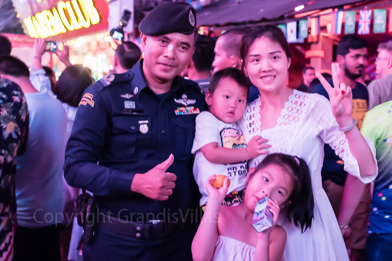 В день праздника к поздравлению китайцев присоединяются тайские полицейские