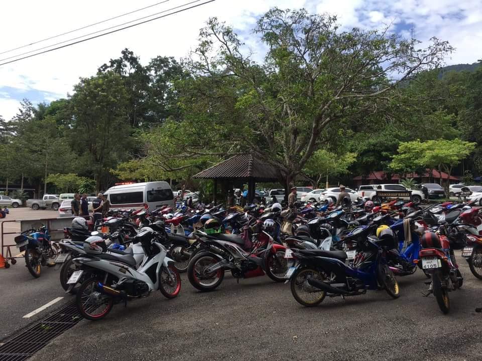 Конфискованные мотоциклы молодых людей, которые устраивали незаконные гоночные заезды на дорогах Таиланда
