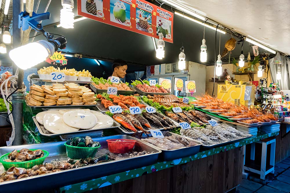 Большой выбор фруктов на ночном рынке возле отеля Pattaya Park Beach