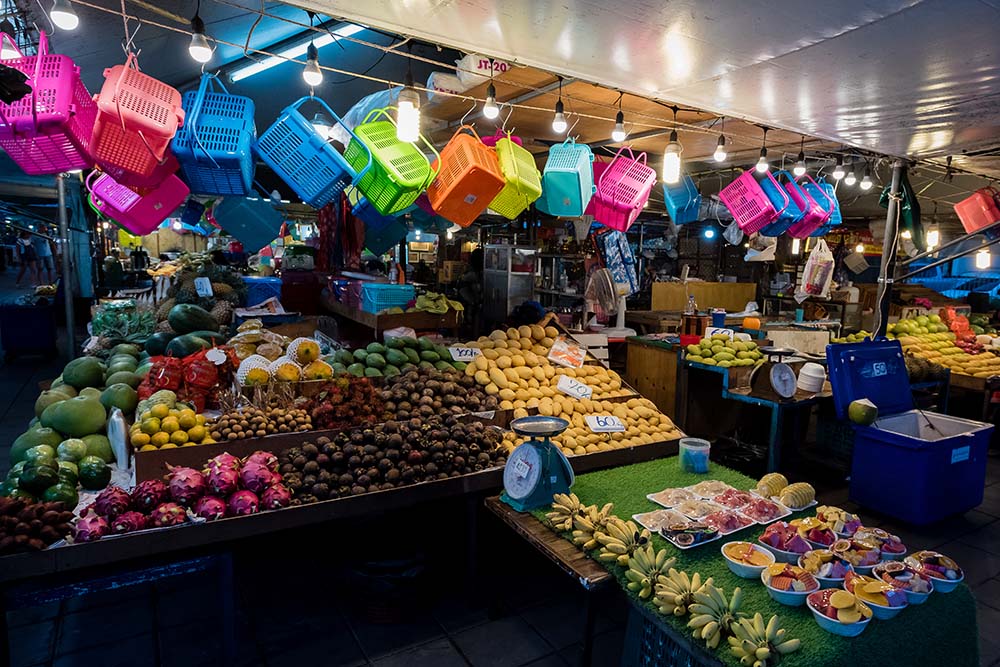 На рынке возле отеля Паттайя Парк продаются корзинки для фруктов