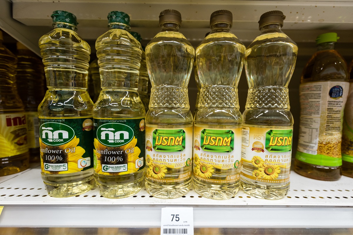 Масло растительное подсолнечное в Таиланде стоит 75 бат за литровую бутылку