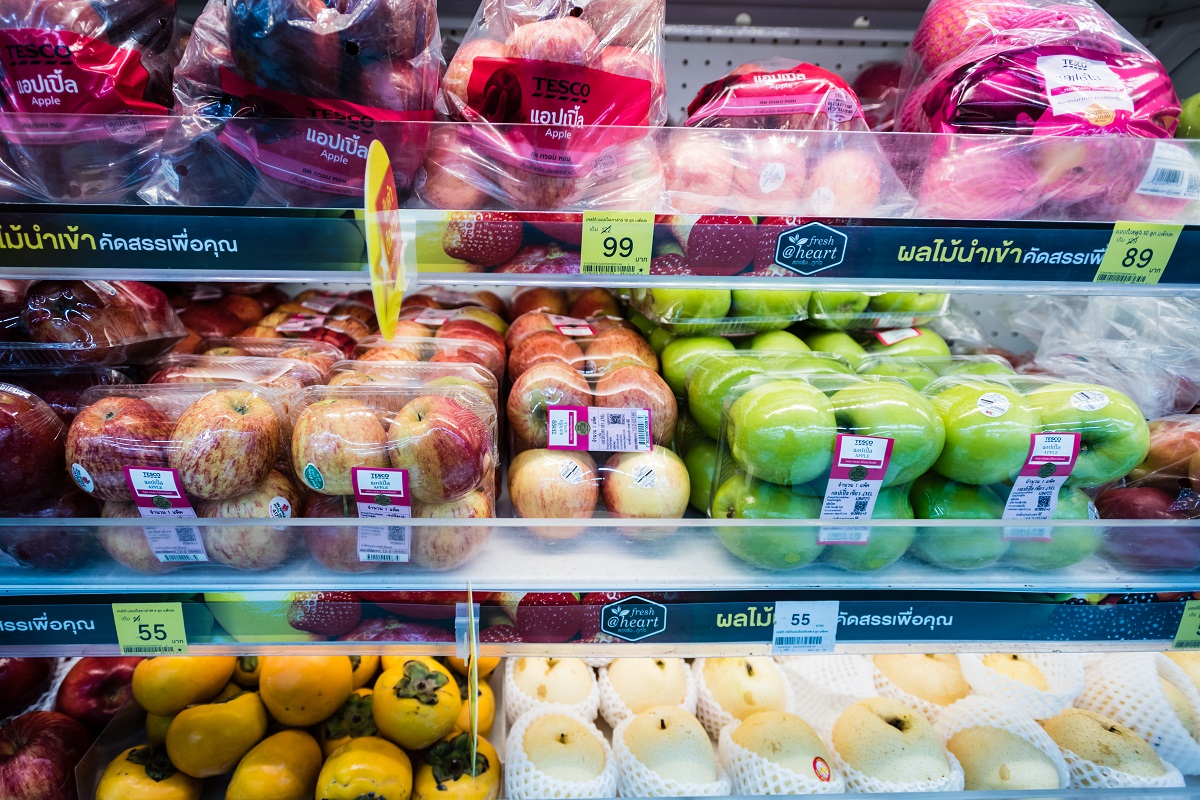 Яблоки в Таиланде продаются упаковками. 4 яблока стоят 55 батов