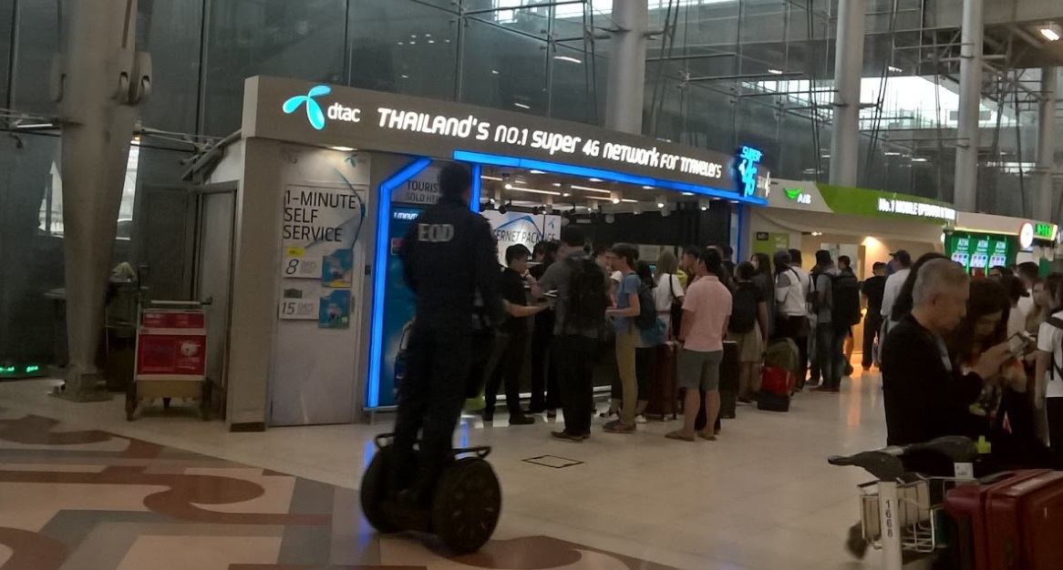 Отдел продаж Dtac в аэропорту Бангкока