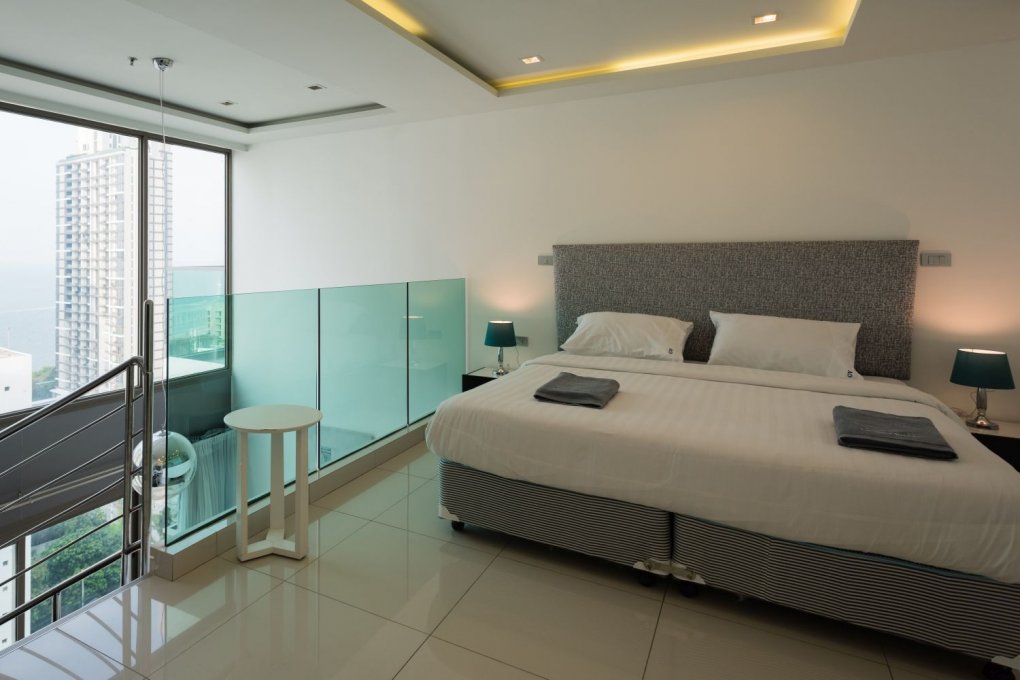 Спальня на втором этаже квартиры в Wongamat Tower