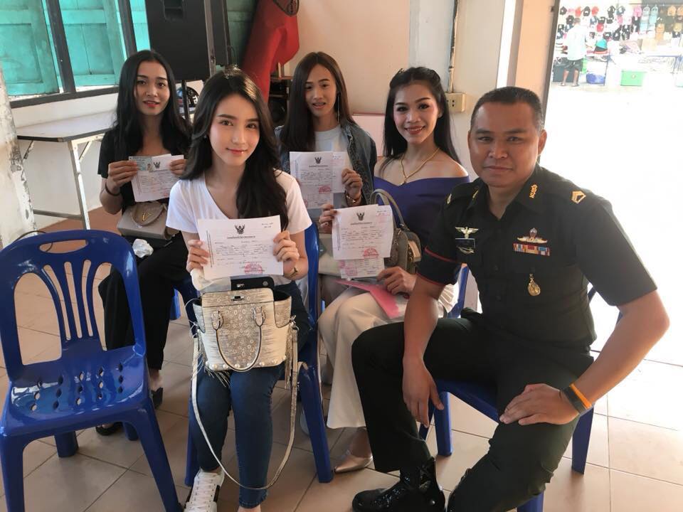 Йоши Ринрада с белым билетом и представители армии Таиланда на призывном пункте