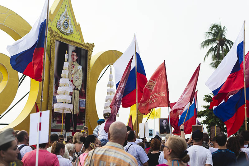 Бессмертный полк остановился рядом с изображением Короля Таиланда