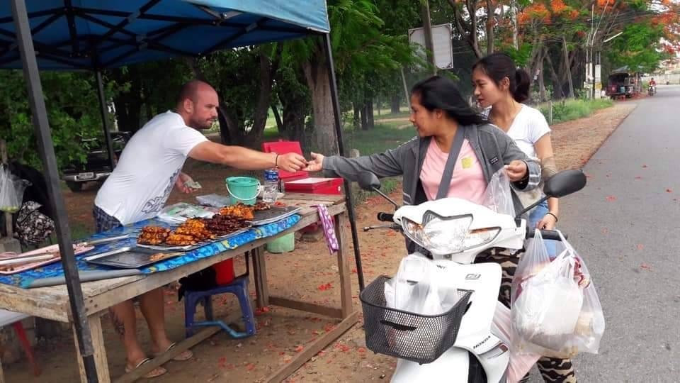 Немец продает шашлыки в Таиланде