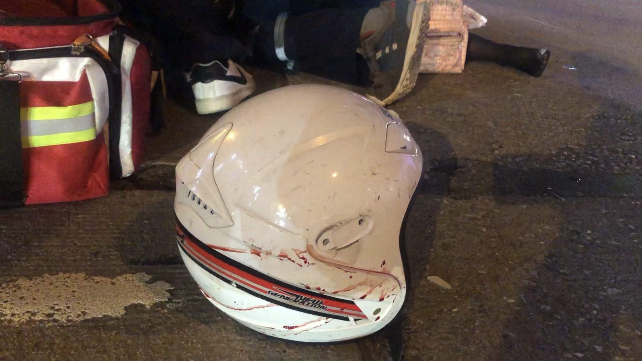 Мотоциклетный шлем предотвратил получение серьезных трав во время аварии и спас жизнь девушке