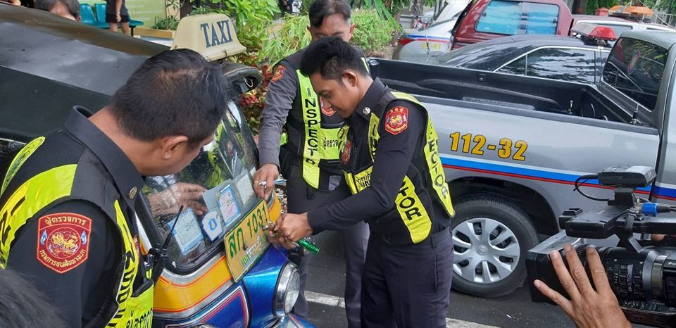 Полиция Таиланда снимает номера у машины тук-тук
