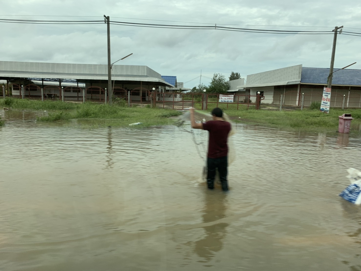 Новости Таиланда: сильные дожди затопили провинции, а тайцы вышли ловить рыбу на середину дороги