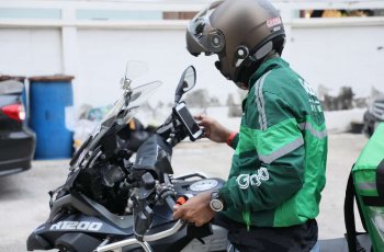 Из князи в грязи - пилот авиалайнера сел за руль GRAB-доставки