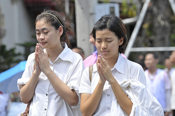 Изображение для статьи - Социальное дистанцирование или тайские традиции - что помогает победить коронавирус в Таиланде?