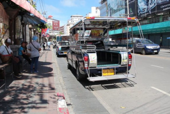 Водитель сонгтео содрал с туристов по 100 бат за поездку