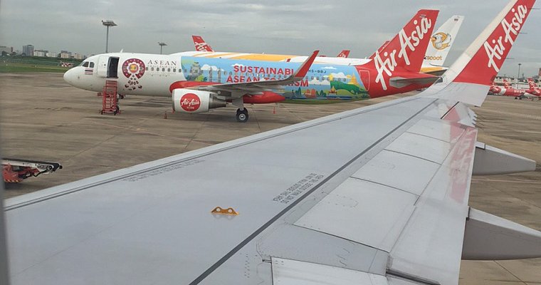 Объединить или закрыть: директора AirAsia думают о будущем тайского лоукостера