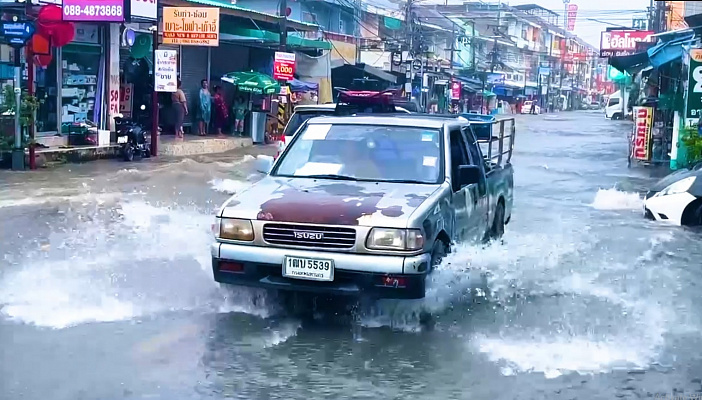 Изображение для новостной статьи - Вчера (27 июля) в Паттайе прошел сильный тропический ливень, который затопил дороги
