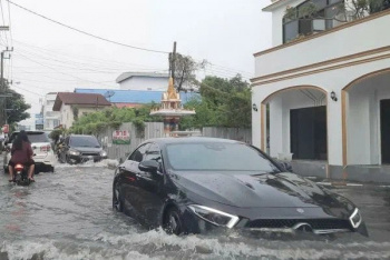 По дорогам Бангкока вплавь: последствия сильного ливня в столице Таиланда