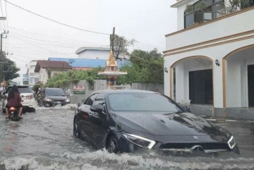 Анонос изображения к новости По дорогам Бангкока вплавь: последствия сильного ливня в столице Таиланда