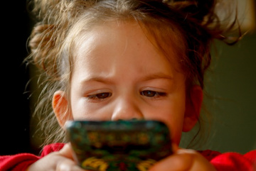 Изображение для анонса к статье - Более 35 часов в неделю тайские дети тратят на смартфоны