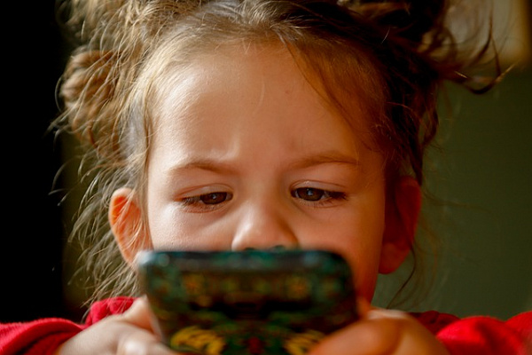 Изображение для статьи - Более 35 часов в неделю тайские дети тратят на смартфоны