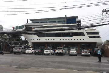 Что продается и как выглядит изнутри необычный 7-Eleven в Таиланде в форме корабля