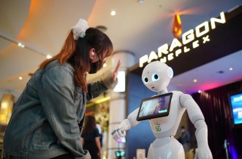 5G роботы на страже здоровья посетителей торгового центра в Бангкоке