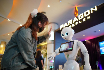 5G роботы на страже здоровья посетителей торгового центра в Бангкоке