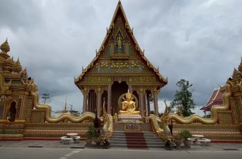 Wat Hua Yai - храм в Паттайе, который прославился благодаря нетленному телу монаха