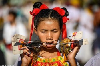 Традиционный ежегодный вегетарианский фестиваль в Таиланде