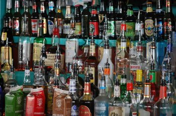 В Таиланде ввели "сухой закон". Нельзя продавать, покупать и распивать алкоголь до конца апреля