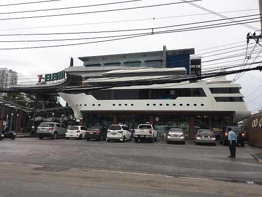 Что продается и как выглядит изнутри необычный 7-Eleven в Таиланде в форме корабля