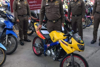 Полиция Таиланда хвастается уловом: сотни конфискованных байков