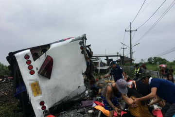 Анонос изображения к новости 18 человек погибло при столкновении поезда с автобусом в провинции Чаченгсау в Таиланде