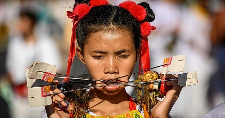 Традиционный ежегодный вегетарианский фестиваль в Таиланде
