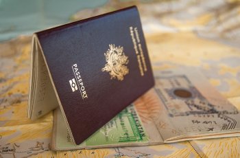 Томичка спросила офицера полиции в Суварнабхуми, почему те не пускают русских через границу