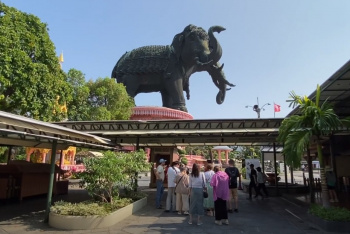 Музей Эраван в Бангкоке - храм полностью из меди со статуей слона с тремя головами